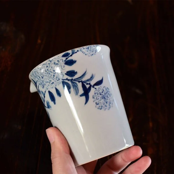 青釉手绘绣球花公杯