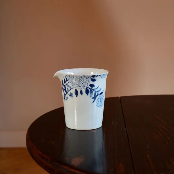 青釉手绘绣球花公杯