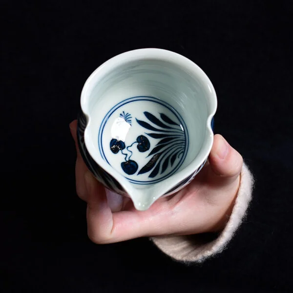 Hand painted Yuan Blue-and-white Fish and Seaweed Fair Cup