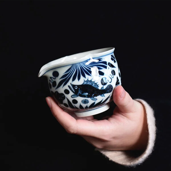 Hand painted Yuan Blue-and-white Fish and Seaweed Fair Cup